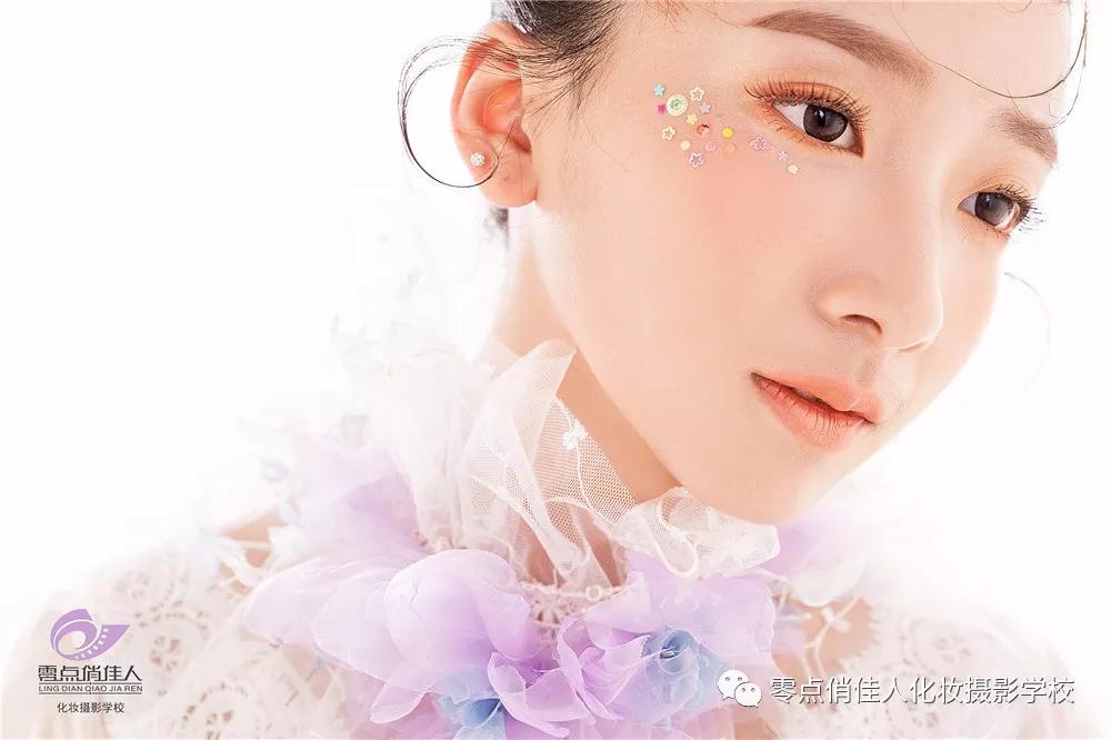 ����μ��˻�ױ��ӰѧУ3��������Ʒ���ͣ�����